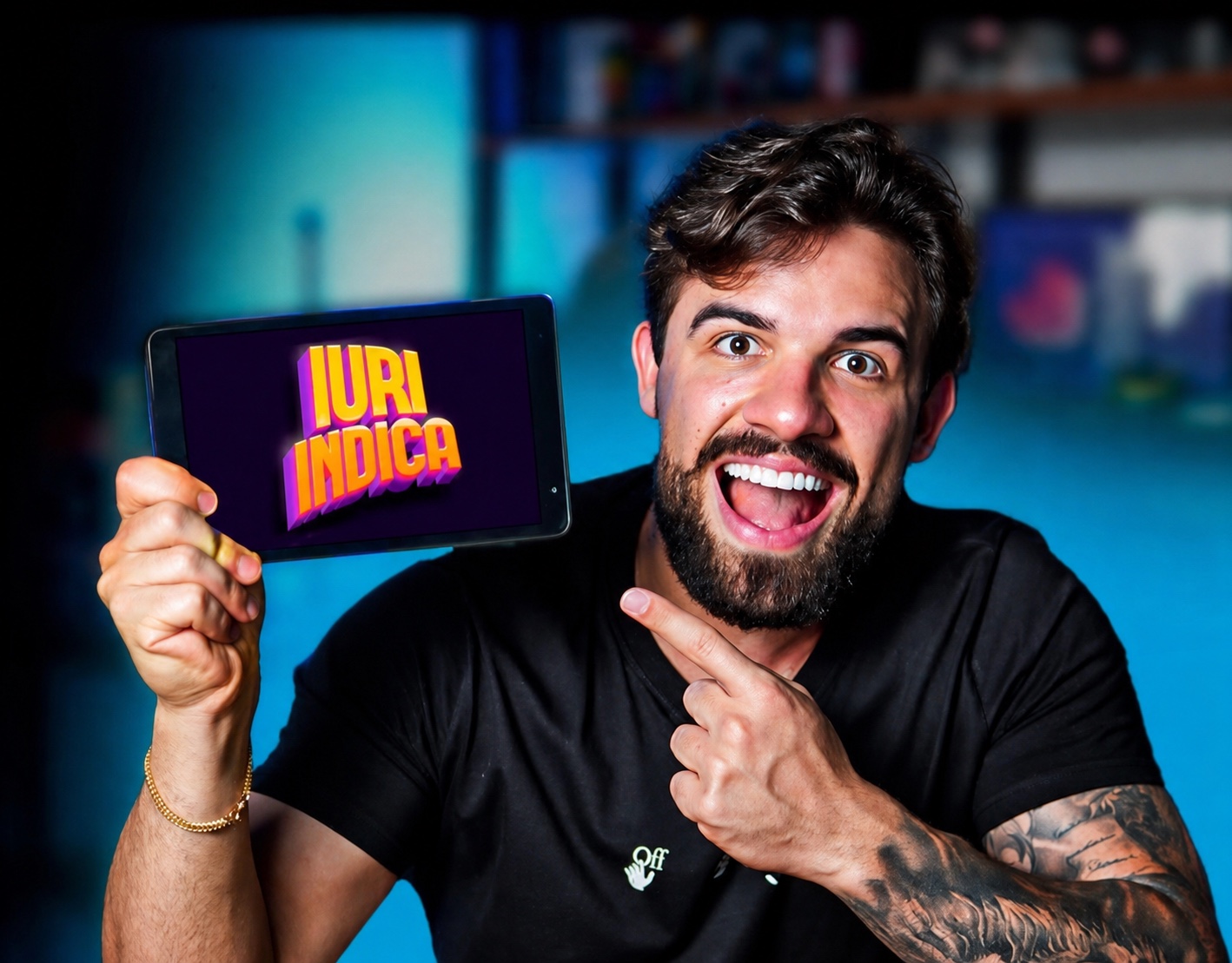 Iuri sorrindo e apontando para um tablet com o logotipo Iuri Indica na tela